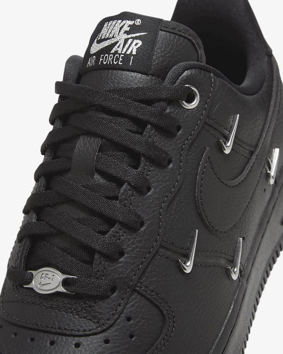 Air forces black nike sign deals